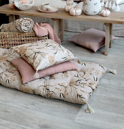 Bild av hemtrevlig inredning med blommig golvmadrass