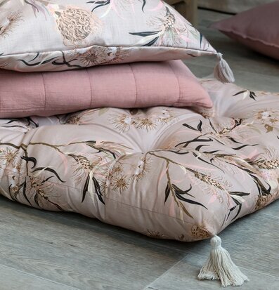 Bild av elegant inredning med blommig golvmadrass