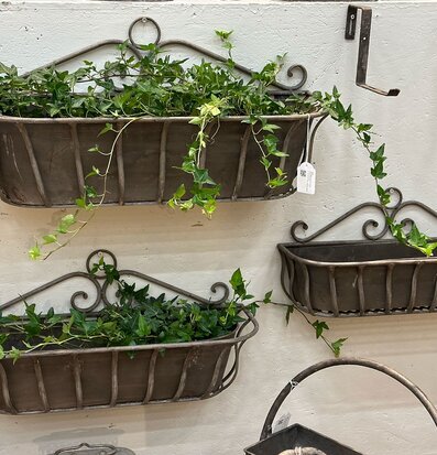 Bild av rustika konsoler med blomlådor och grönska