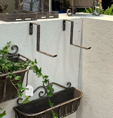 Bild av väggkonsoler och blomlådor i rustik metallfinish