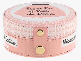 Bild av rund sybox med eleganta detaljer och rosa ton