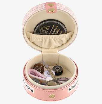 Bild av rosa sybox med nålar, tråd och syverktyg
