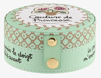 Bild av mintgrön sybox med geometriskt mönster