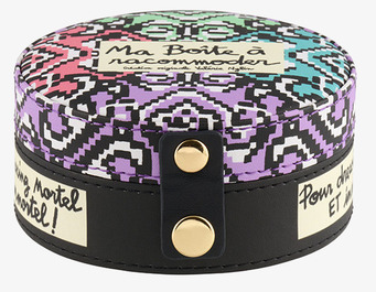 Bild av rund sybox med färgstarkt geometriskt mönster