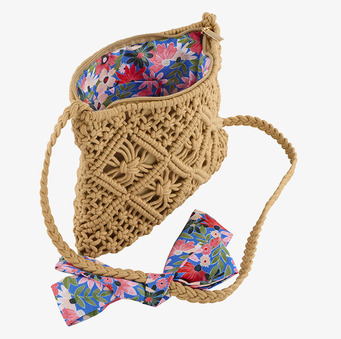 Bild av charmig axelremsväska i makramé-design