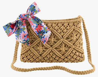 Bild av makraméväska med färgglad rosett och flätad rem