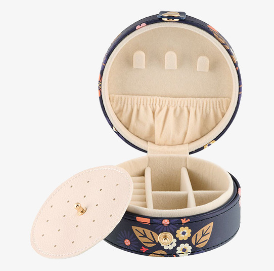 Bild av ett elegant smyckeskrin med blomsterdesign