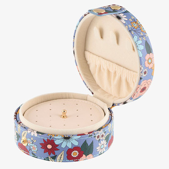 Bild av ett elegant blommigt smyckesskrin i blå toner