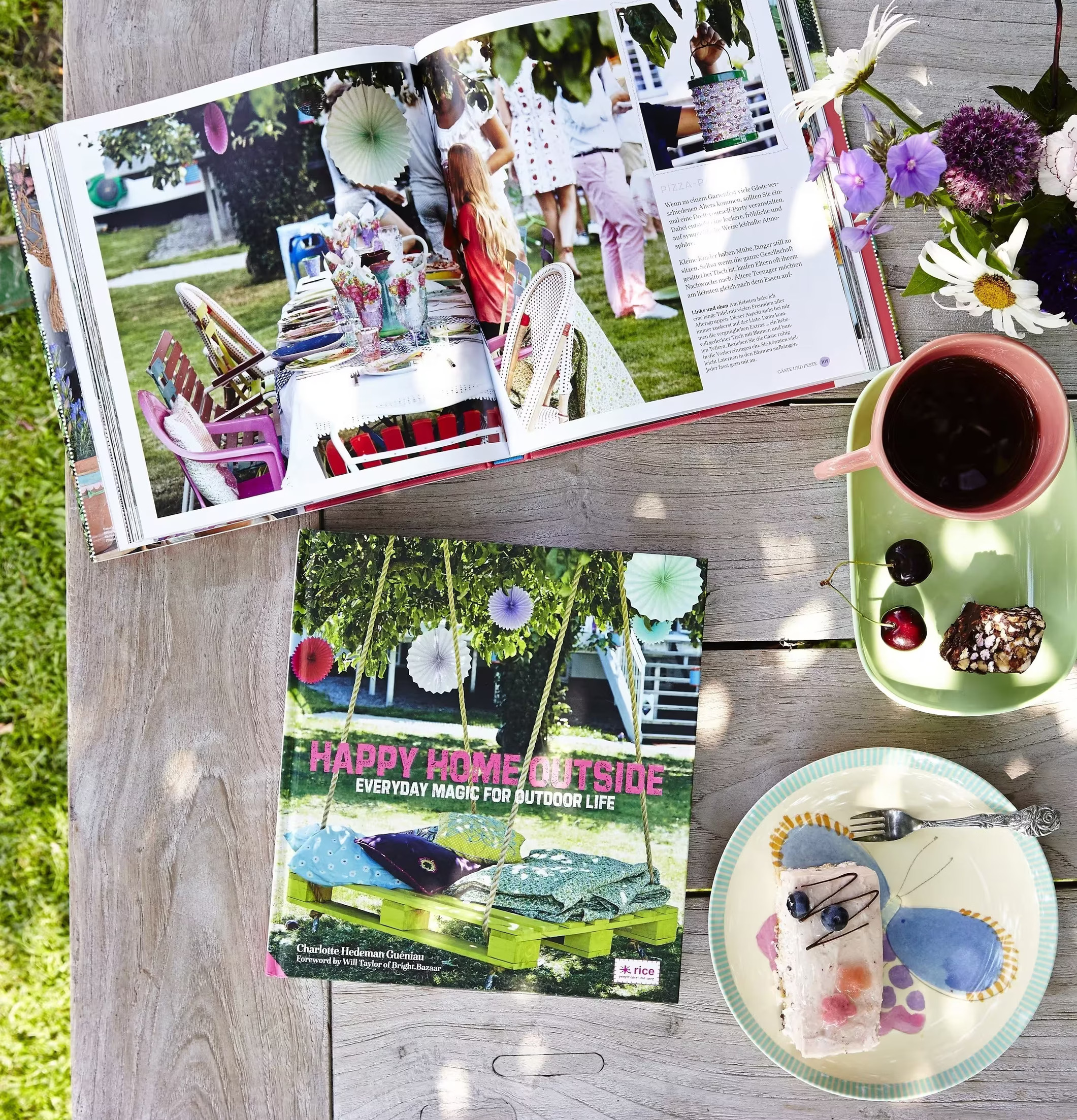 Bok Happy Home Outside från Rice på träbord med fika