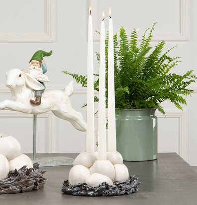 Bild av elegant inredning med ljusstake och grönska