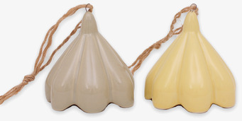 Foto av två dekorativa klockor i beige och gul ton