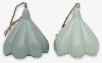 Bild av två dekorativa gröna klockor med hampasnöre