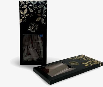 Bild av elegant chokladförpackning med gulddetaljer