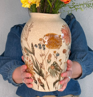 Bild på person med stor keramikvas i rustik elegans