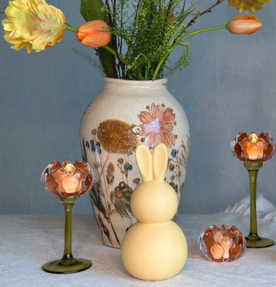 Bild av harmonisk inredning med vas och dekorationer