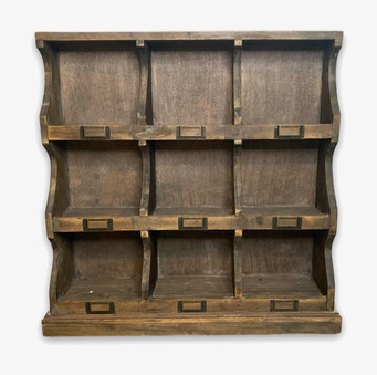 Bild av rustik vägghylla med nio fack och böjda sidor