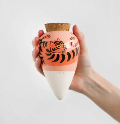 Foto av konstnärligt bevattningskärl med tigermotiv