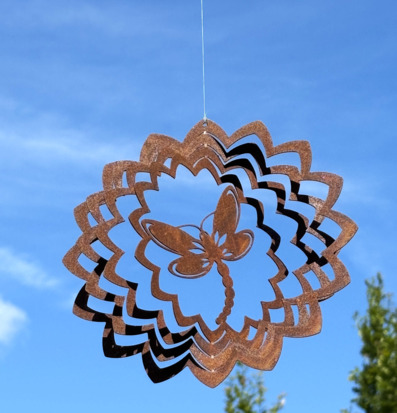 Foto av elegant vindspel i roströd nyans med slända