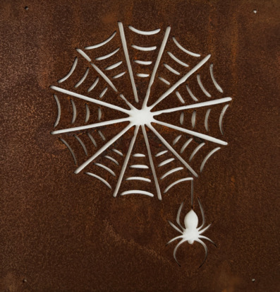 Bild av konstnärlig metallskylt med spindelnätsdesign