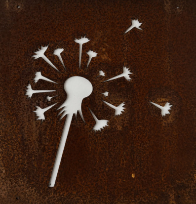 Bild av dekorativ skylt med maskros och industriell känsla