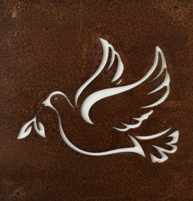 Bild av dekorativ skylt med fredsduva i rostigt nät