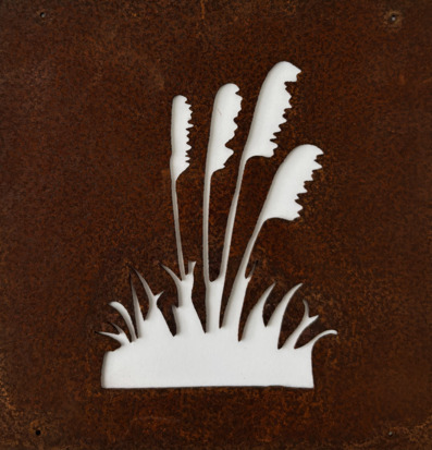 Bild av konstnärlig skylt med pampasgräs i metall