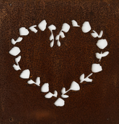 Bild av konstnärlig skylt med hjärta och blommor