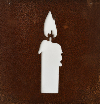 Bild av robust skylt med rustik charm och elegant ljus