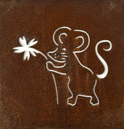 Bild av unik skylt med mus i siluett och rostbrun bakgrund