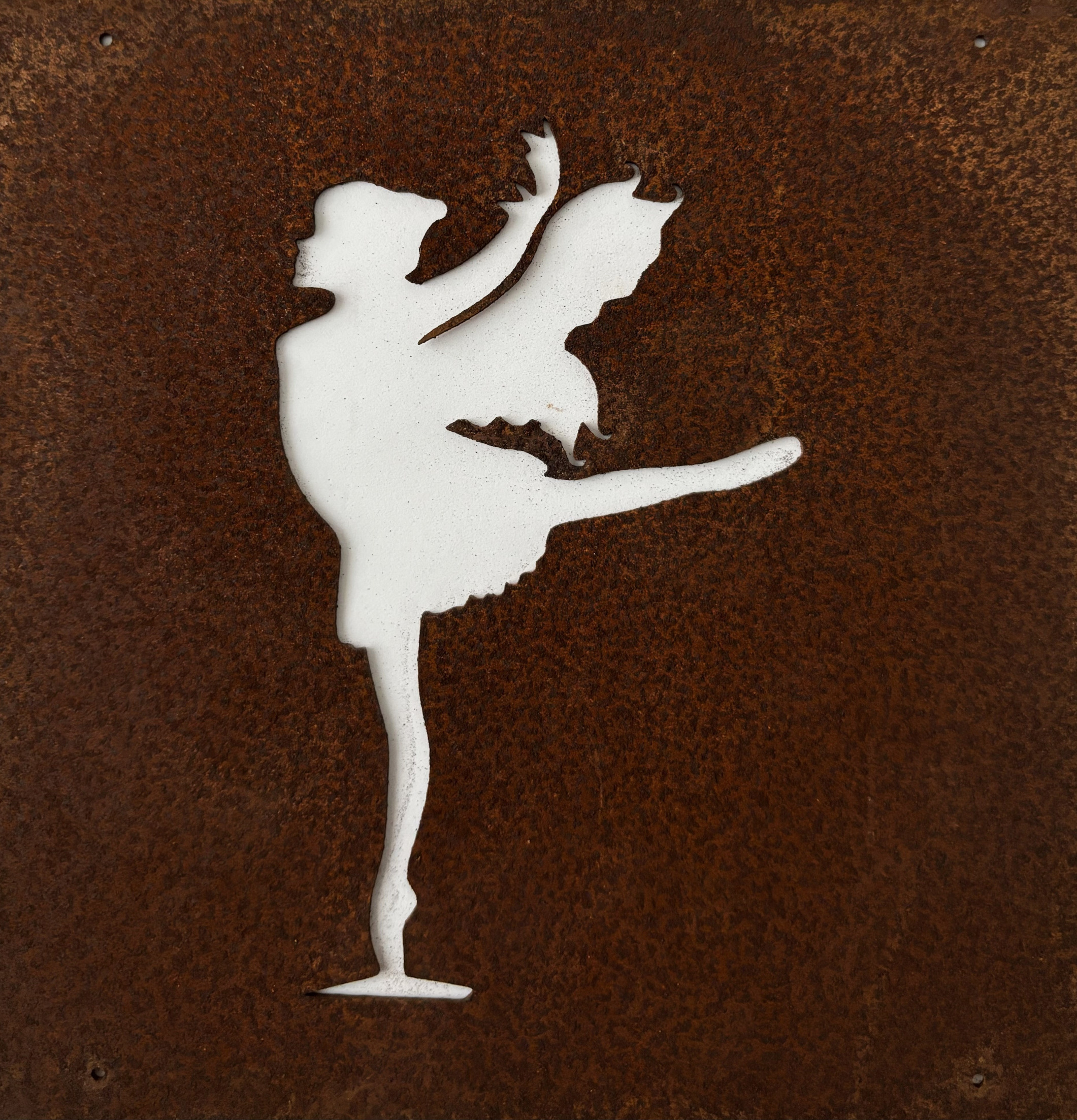 Bild av dekorativ plåt med ballerinaälva och rostig yta