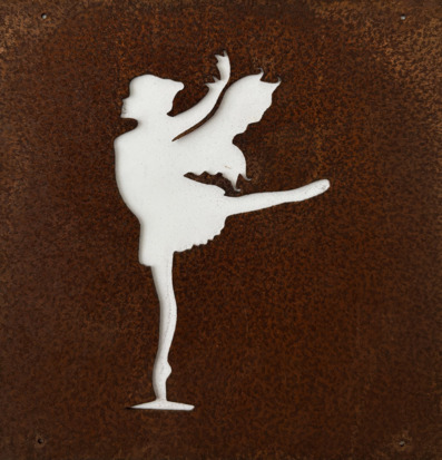 Bild av dekorativ plåt med ballerinaälva och rostig yta