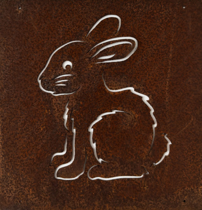 Bild av dekorativ skylt med kaninmotiv i armeringsnät