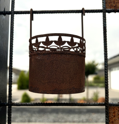 Bild av rustik ljuslykta i armeringsnät med industriell stil