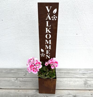 Bild av välkomstskylt med kruka och rosa pelargoner