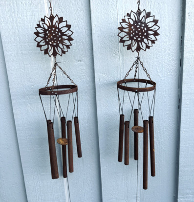 Bild av klangvindspel med solrosdesign och rustik känsla