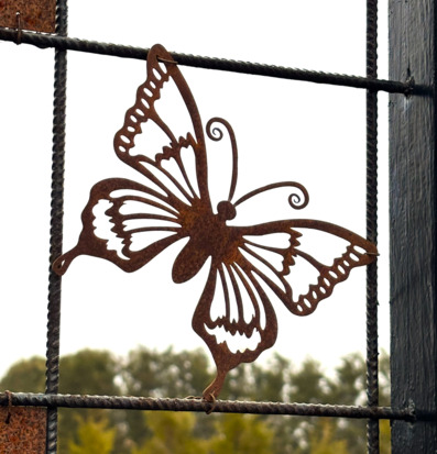 Bild av dekorativ fjäril i ståltråd på armeringsnät