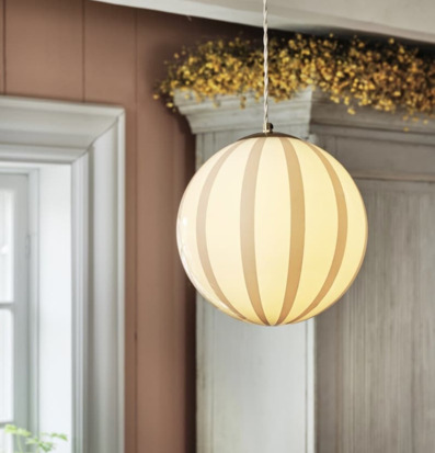 Bild av elegant taklampa i harmonisk inredningsmiljö