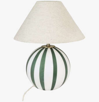 Foto av grön och vit randig lampfot med beige skärm