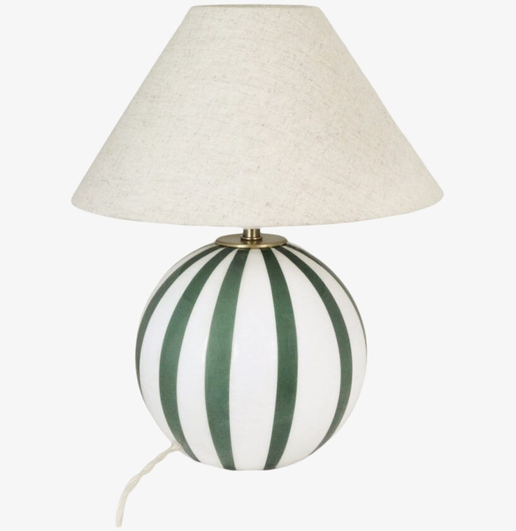 Foto av grön och vit randig lampfot med beige skärm