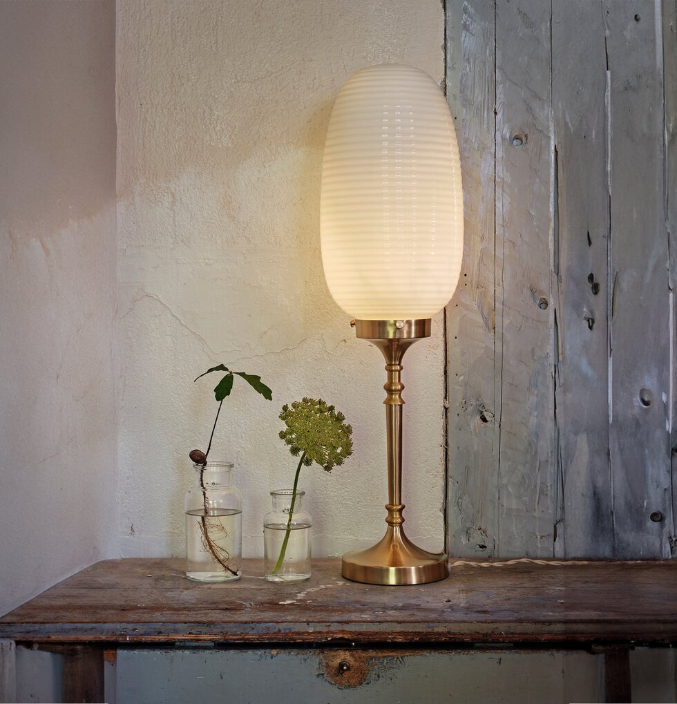 Bordslampa Evald Mässing/Opal Vit Strömshaga Lampor Taklampor Golvlampor Bordslampor LED-lampor Ledlampor Fönsterlampor Ljusslingor för dekoration