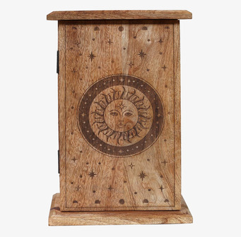 Bild av nyckelskåp i trä med solmotiv och stjärndekor