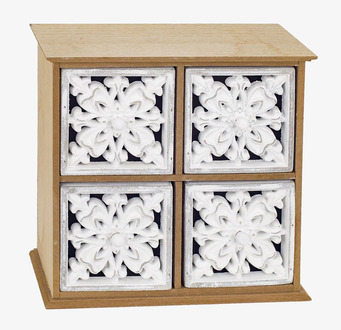 Bild av träskåp med ornament och lådor i ljust trä och vitt