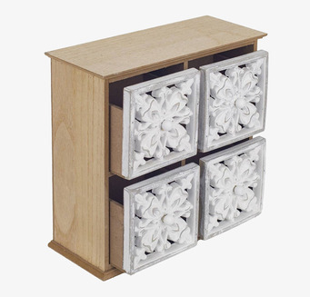 Bild av träskåp med ornamenterade lådor och rustik känsla