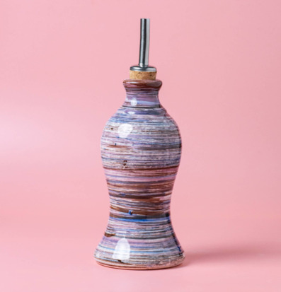 Bild av handgjord olivoljeflaska i rosa och lavendeltoner