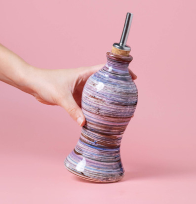 Bild på handgjord olivoljeflaska i keramik med hällpip