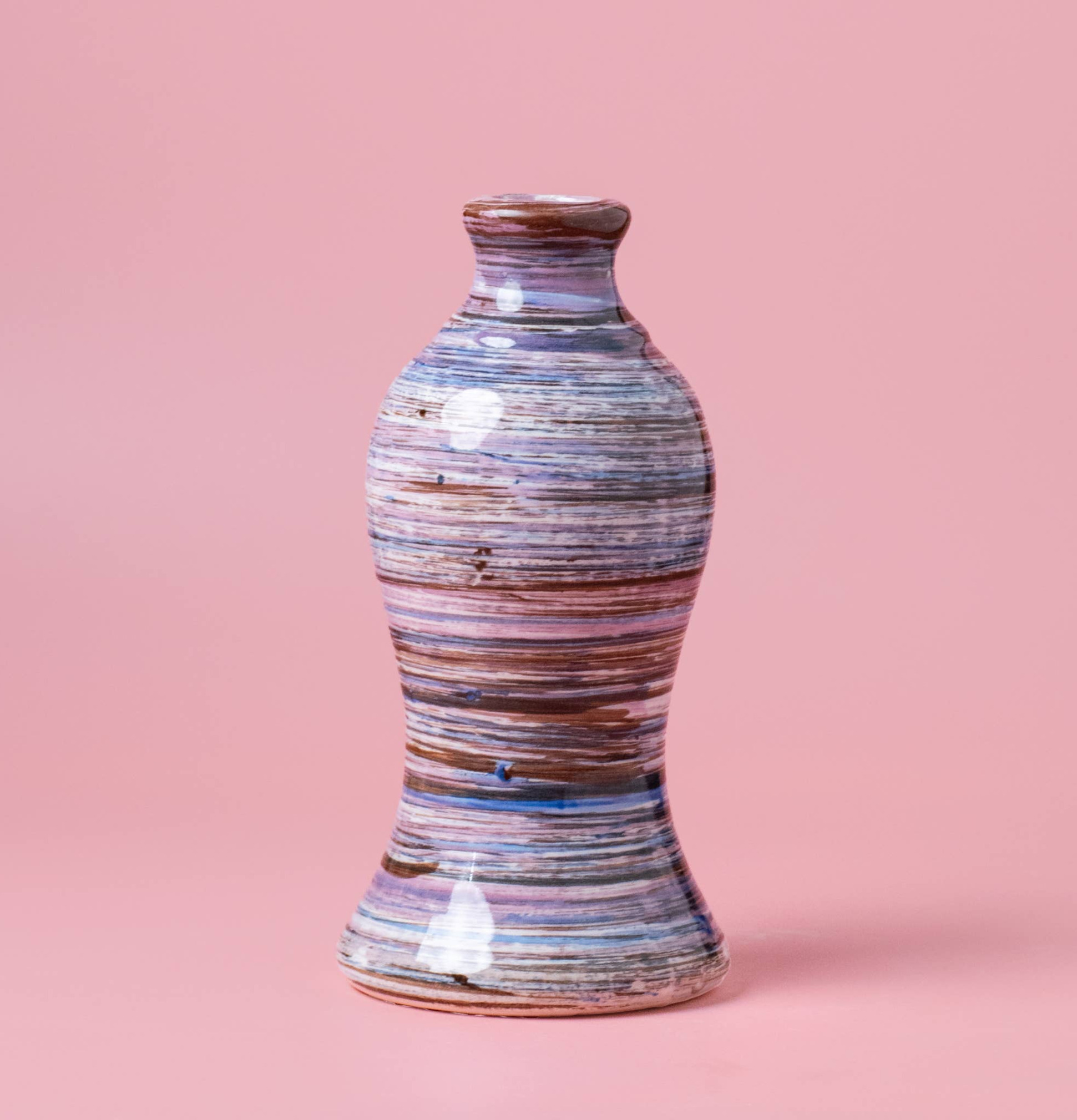 Bild av elegant keramikflaska i rosa och lavendel för köket