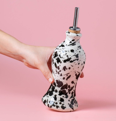 Bild av handgjord olivoljeflaska i keramik med unik design