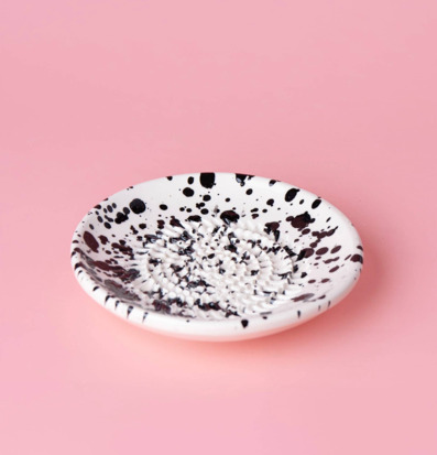 Bild av keramiskt rivjärn med svart stänkmönster och piggar