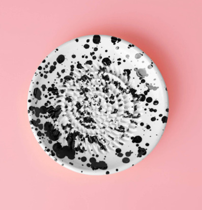 Bild av keramiskt rivjärn med svart stänkmönster och spiral