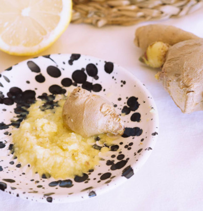 Bild: Handgjord keramikskål med riven ingefära och citron